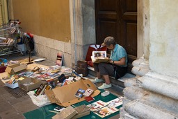 Alkalmi könyvárus Nizzában