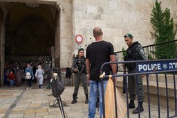 Ellenőrzés a kapunál Jeruzsálemben