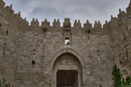 Kiült mobilozni Jeruzsálemben