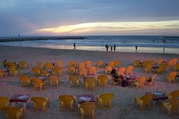 Tel-Avivi tengerpart a nap végén