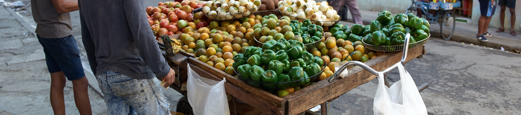 Zöldség-gyümölcs árus